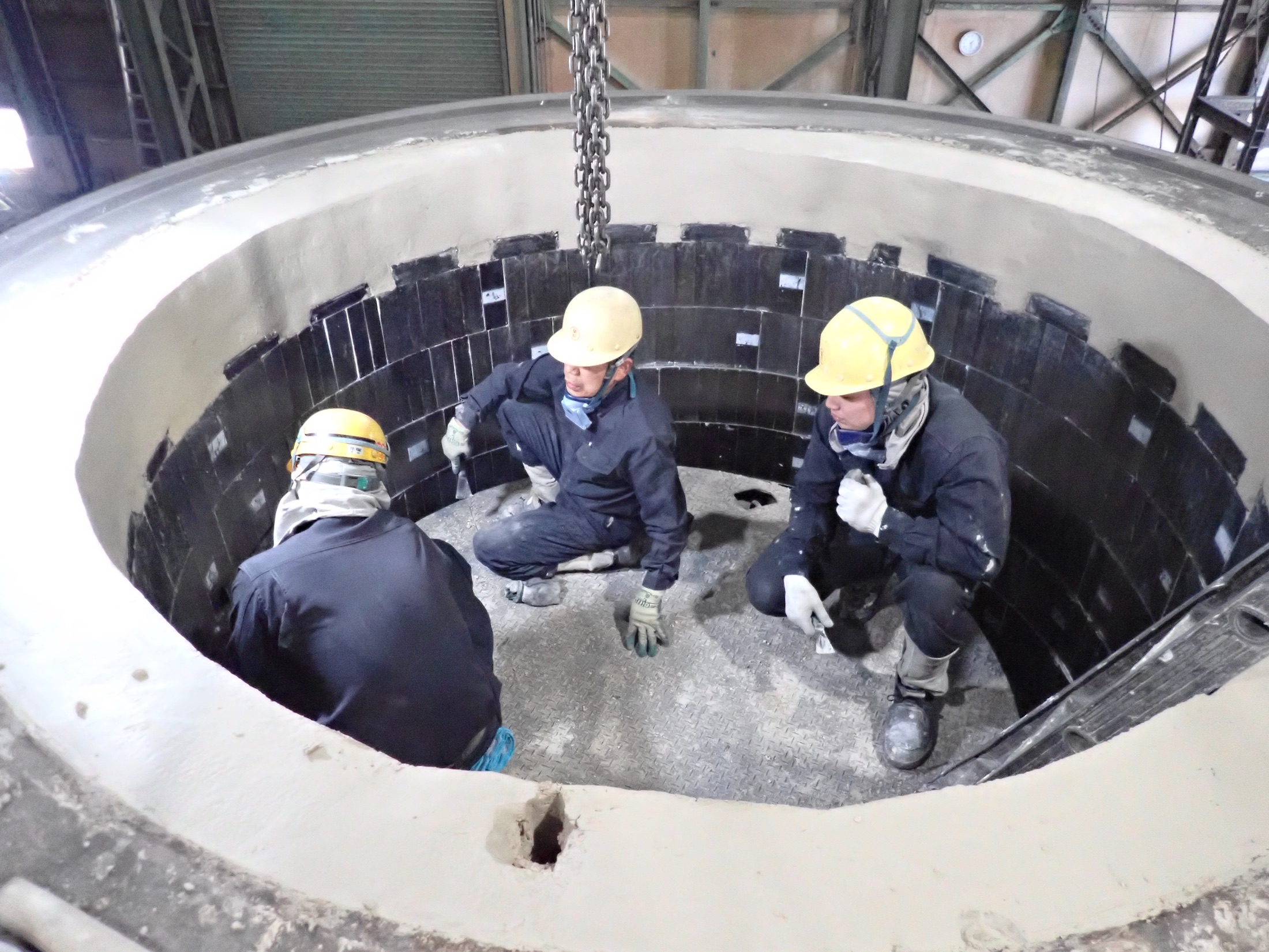 作業に取り組む安来築炉の社員