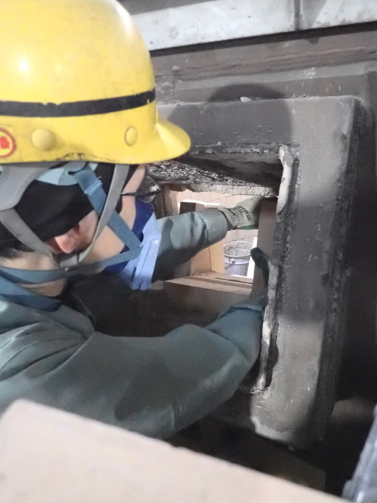 保護具を着用して作業する社員