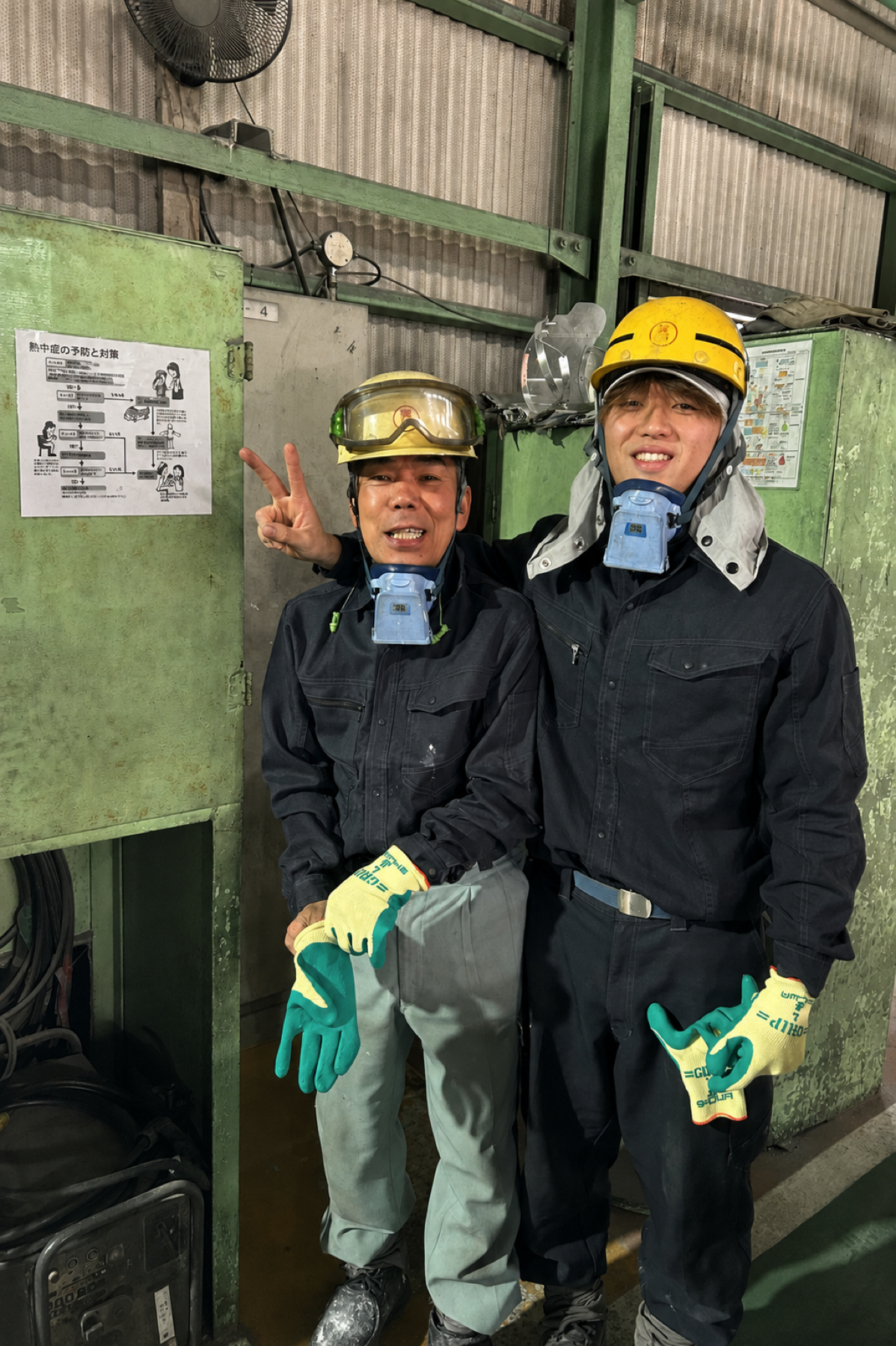 職場で笑顔を見せる安来築炉の社員